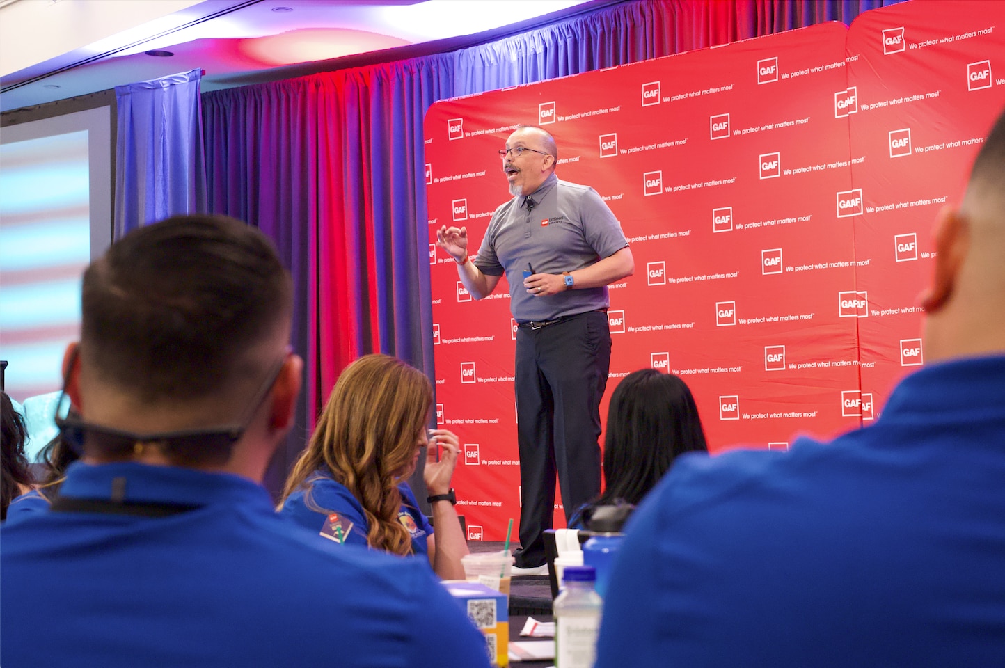 Alan Lopez presenting to Latinos in Roofing Attendees at the LA Expo in 2024