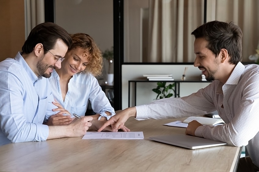 Contractor meeting with couple and using GAF ScopeConnect.