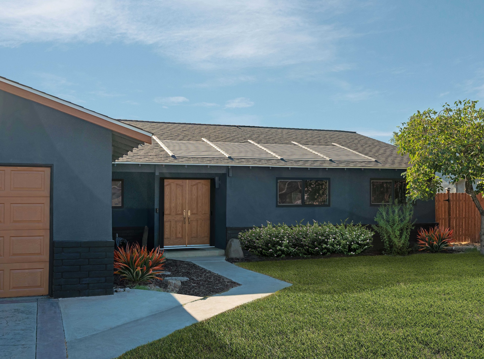 A home with Timberline Solar® ES 2 shingles.