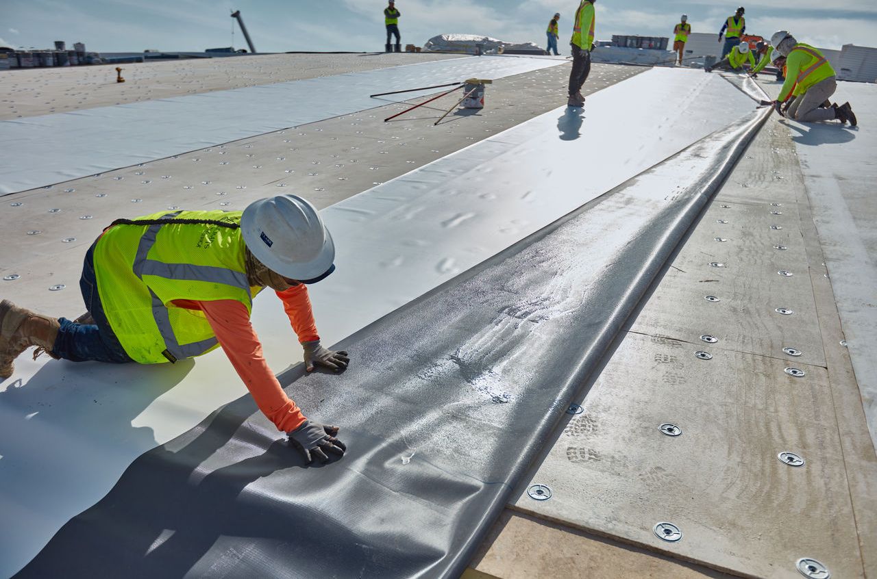 0e46e1d0-6c4f-4c33-acc0-3f2444521497 Both GAF PVC and PVC KEE utilize a polyester scrim, which gives the membrane enhanced puncture resistance, tear strength and flexibility.